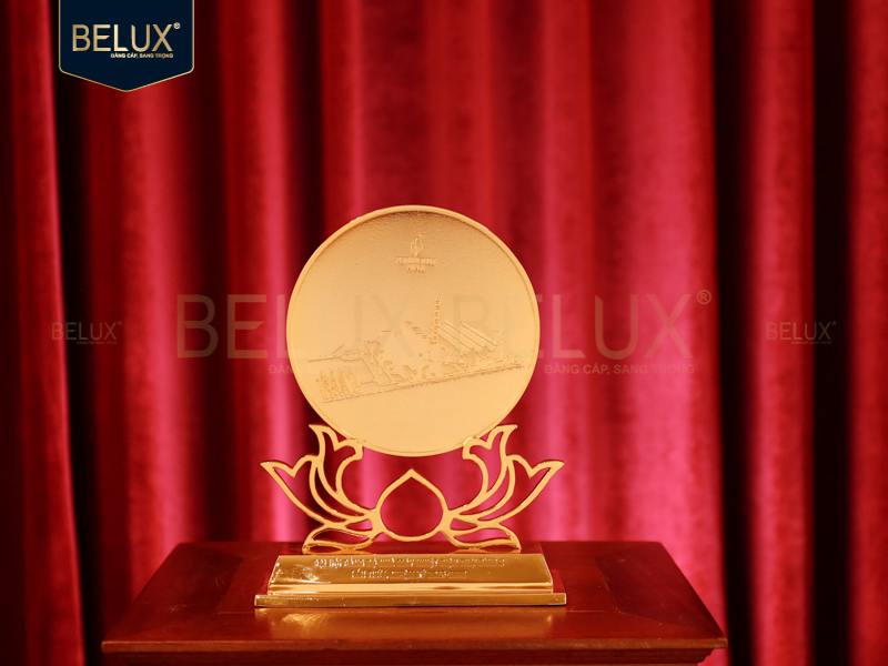 Lô Biểu trưng đế sen PETROVIETNAM cao 32cm bằng đồng mạ vàng 24k thiết kế theo yêu cầu